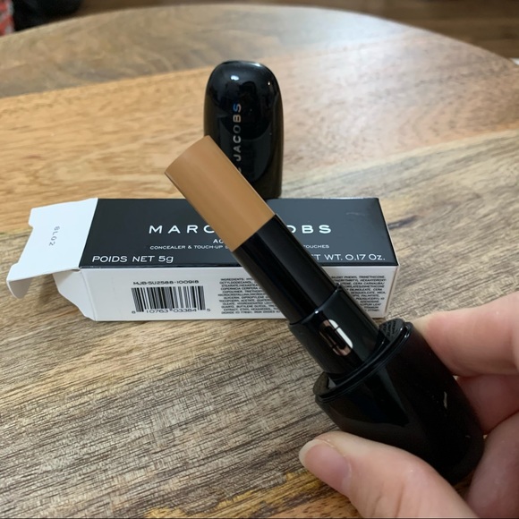marc jacobs accomplice concealer tan 40